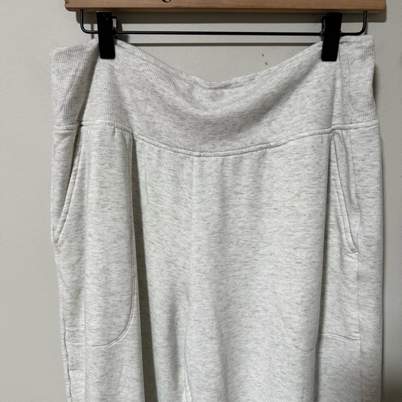 Athleta COASTER LUXE HIGH RISE JOGGER Fog Grey Heather Size Large - Picture 4 of 9